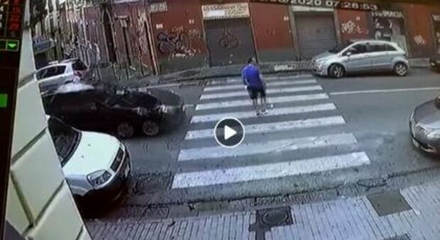 Napoli, uomo investito mentre attraversa sulle strisce pedonali Video