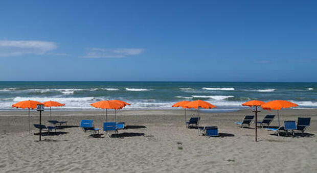 Covid Veneto, le regole per tornare in spiaggia: 12 mq di distanza tra ombrelloni