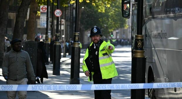 Allarme bomba a Londra, evacuate Downing Street e Whitehall per un pacco sospetto