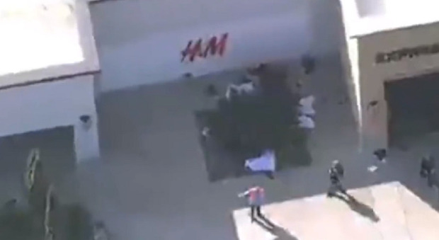 Sparatoria al centro commerciale, 4 morti e decine di ferite. Ucciso il killer, il video choc su Twitter