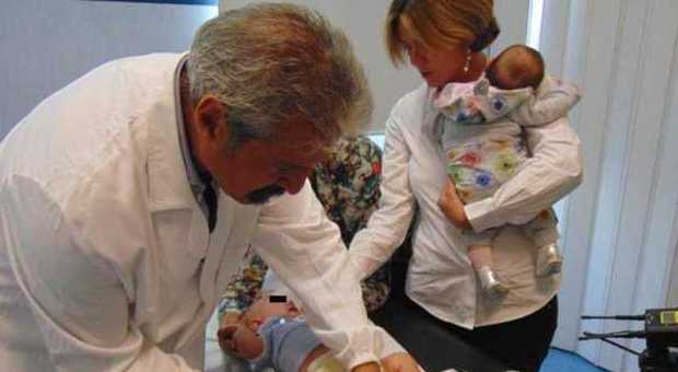Il ministro Lorenzin fa vaccinare i figli gemelli: «Non bisogna avere paura»