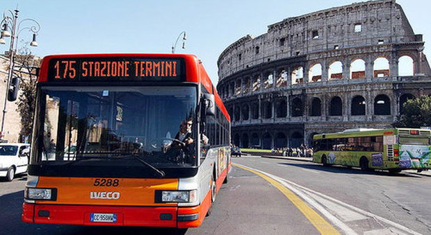 Roma, uomo compie atti osceni sul bus e non si ferma neanche davanti alla polizia