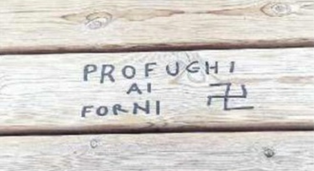 "Profughi ai forni" e una svastica: la scritta sulla panchina dei bastioni