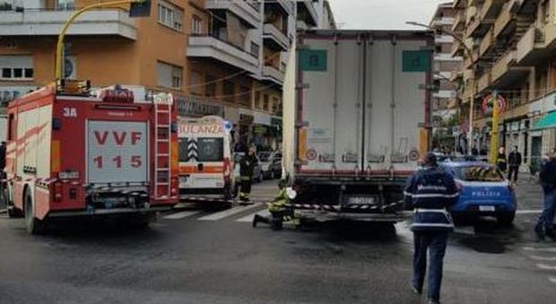 Investita e uccisa da un autocarro a Colli Albani: vittima una donna di 42 anni