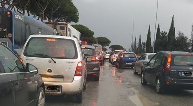Roma, si ribalta un camion, inferno di auto sulla Pontina