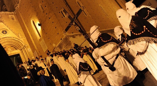 Coronavirus, processioni solitarie e chiese chiuse: come cambiano i riti in Abruzzo