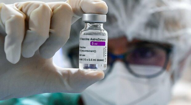 Vaccino Astrazeneca anche sopra i 65 anni: via libera dal Ministero. La circolare