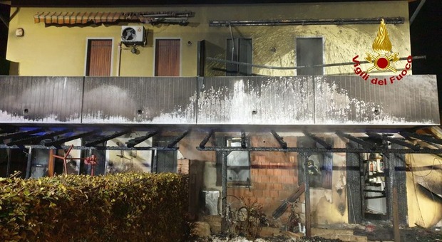 Agna, incendio in una palazzina: residenti bloccati nelle case da fiamme e fumo