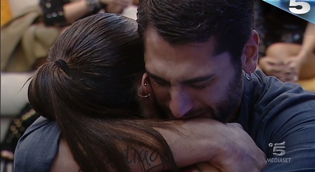 Jeremias Rodriguez in lacrime per il nonno: "Non l'ho salutato, ero al matrimonio di Belen"