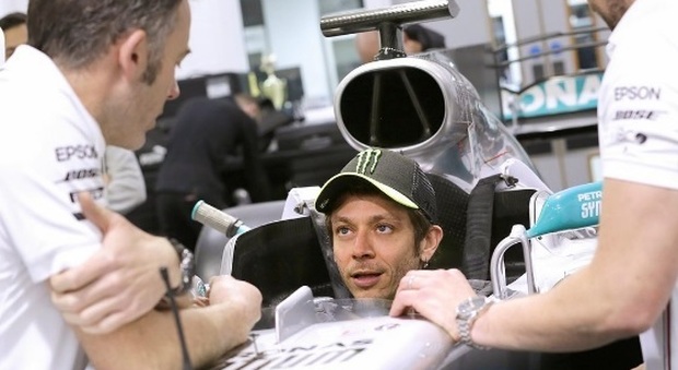 Valentino Rossi al volante della Mercedes