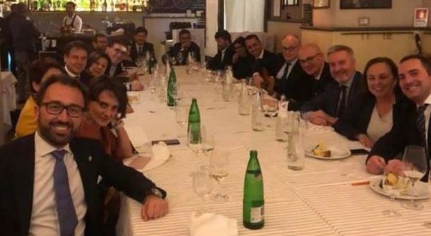 Governo Conte, cena natalizia con i ministri: ma nella foto manca Fioramonti che medita sulle dimissioni