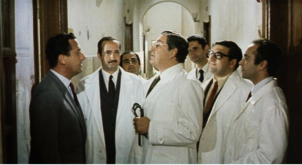 Alberto Sordi interpreta "Il medico della mutua"