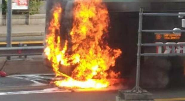 Bus in fiamme a Portici, poliziotto in pensione salva i passeggeri