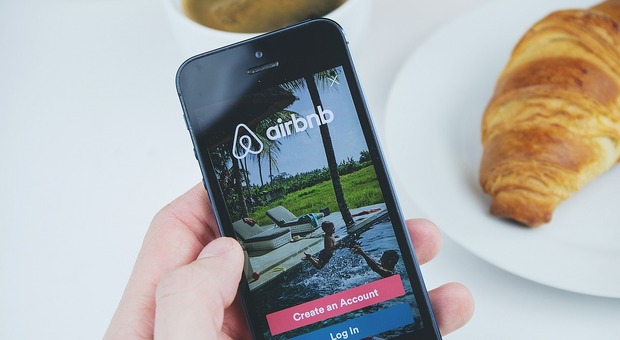 «Ho visto il mio appartamento su Airbnb: l'inquilino lo affittava per 8 mila euro al mese. Guadagnava molto più di me con la mia casa»