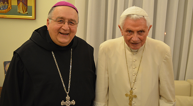 L'arcivescovo della diocesi Reggio Calabria-Bova mons. Giuseppe Fiorini Morosini col Papa emerito Joseph Ratzinger