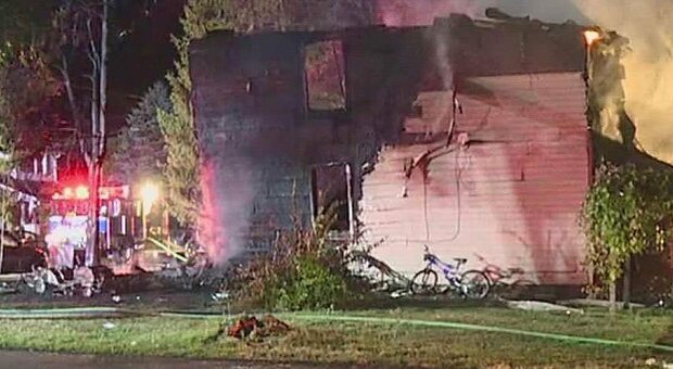 Incendio in casa durante la riunione di famiglia, dieci morti: tre sono bambini. Il nonno tra i pompieri arrivati a spegnere le fiamme