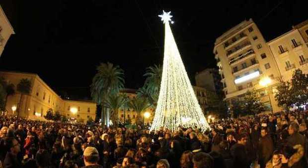 Taranto, si accende l’albero: via al Natale in città