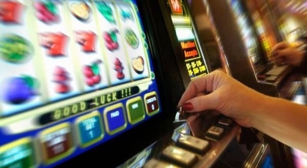 Pesaro, slot machine fuori orario: maxi multe da 2mila euro ai locali