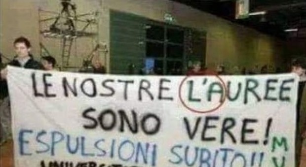 FAKE: Lo striscione degli Universitari Padani e l’errore grammaticale: «Le nostre l’auree sono vere».