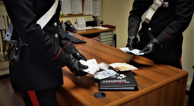 Carabinieri fuori servizio vedono in diretta lo spaccio di eroina: due nigeriani arrestati