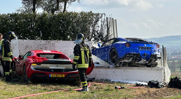 Osimo, incidente tra due Ferrari: la supercar piomba in un giardino e prende fuoco, due feriti