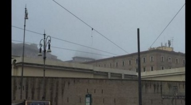 Roma si sveglia nella nebbia, valanga di foto su Twitter: "Ma siamo a Milano?"