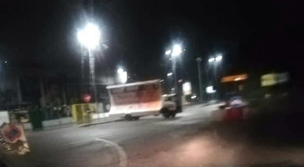 Ascoli, il camion vela toglie visibilità e causa incidenti. Rivolta su Facebook: «Fatelo spostare»