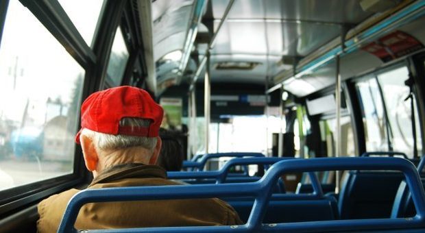 In viaggio sui bus da un paese all'altro: «Giovani e anziani, non vanno al lavoro»