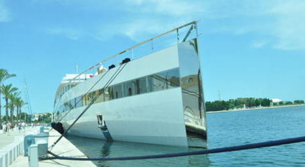 Dopo Venezia, lo yacht di Jobs arriva in porto a Brindisi