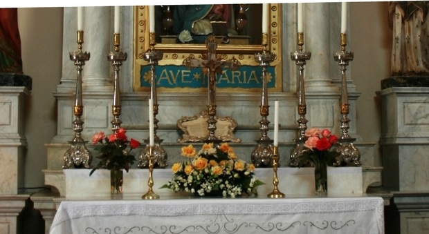 I candelabri e la croce sparite dall'altare