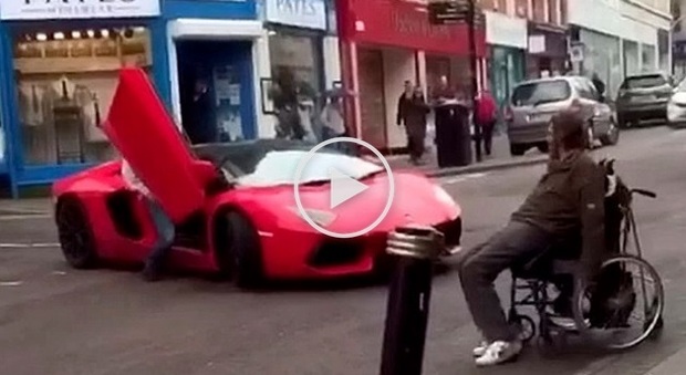 In sedia a rotelle contro la Lamborghini: «Da qui non si passa»