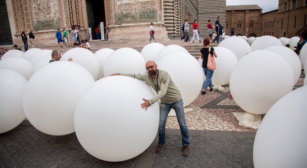 Orvieto, sfere davanti al Duomo parla l'artista Maurizio Rosella: «Sorpresa leggera e coinvolgente»