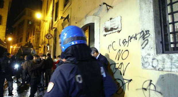 Zingaretti: «L'assalto dei No-Tv alla sezione di via de' Giubbonari è un'intimidazione»