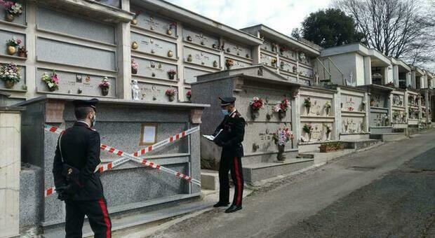 Cimitero Sezze, il guardiano rubava i fiori dalle tombe per poi rivenderli insieme all'amante: «Ti guadagni 60 euro»