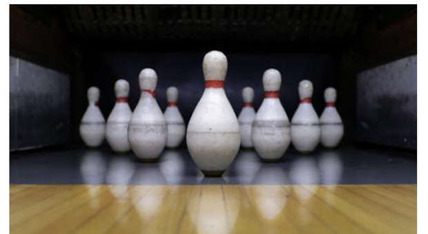 Violentata a 16 anni a una festa di compleanno al bowling, i gestori le offrono ingressi omaggio per farla tacere
