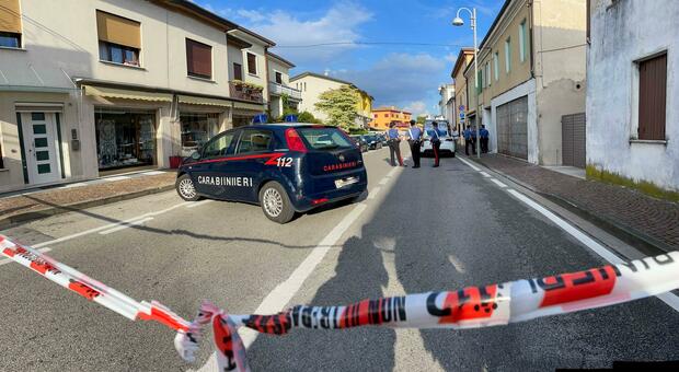 I rilievi dei carabinieri dopo l'omicidio