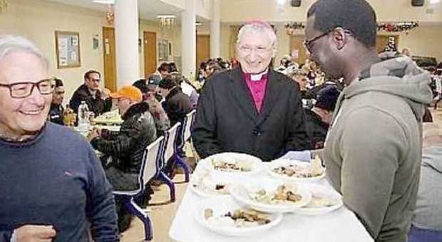 Caritas, un pranzo senza divisioni. Il vescovo Santoro: «Diciamo il Padre Nostro, ma gli islamici preghino secondo il loro credo»