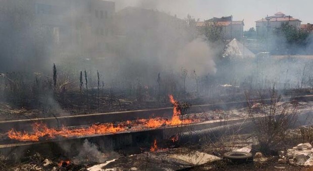 Ariccia, incendio sulla Nettunense: parroco e fedeli per spegnere le fiamme