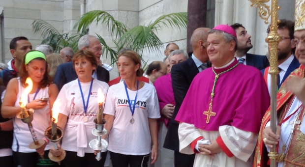 Il cardinale con il vescovo di Acerra ed i podisti