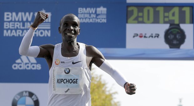 Maratona, Kipchoge re a Berlino con il nuovo record del mondo