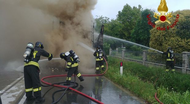 Azzano Decimo. Camion frigo in fiamme in centro: coltre di fumo avvolge il quartiere