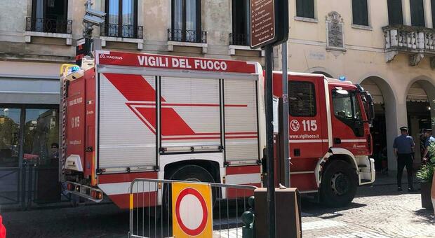 I vigili del fuoco intervenuti in via Calmaggiore