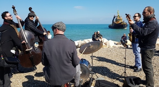“Rimorchiamo il Galesus con la musica”: flash mob sulla spiaggia di Bari in segno di solidarietà con l'equipaggio bloccato