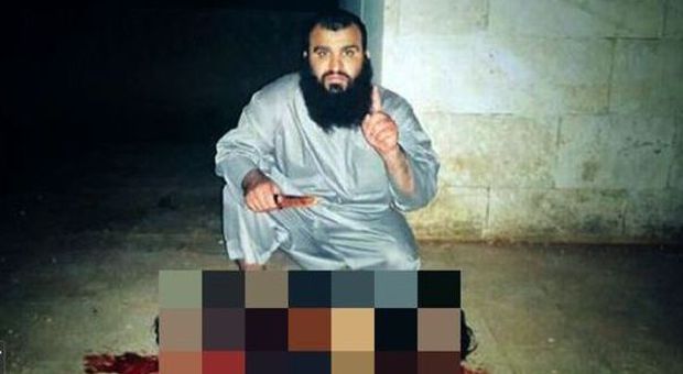 Kokito, il jihadista che si mette in posa con le teste tagliate