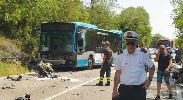 Spaventoso schianto tra due moto e un bus di linea: muore vigile del fuoco