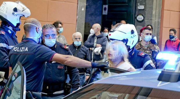 Covid a Napoli, donna si rifiuta di indossare la mascherina: portata via dalla polizia per resistenza
