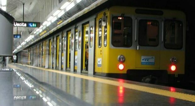 Metropolitana di Napoli, uomo cade sui binari mentre arriva il treno: morto in ospedale