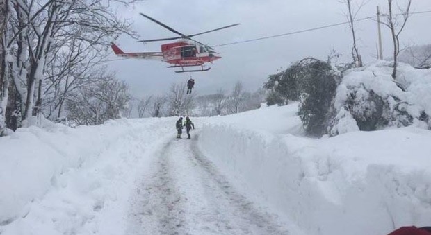 Rigopiano, elicotteri lasciati a terra gli eroi arrivano sugli sci