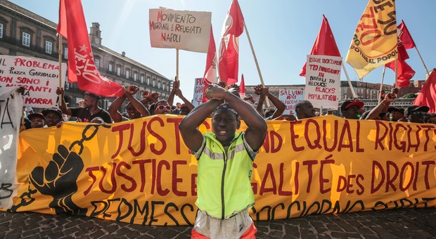 Napoli, flash mob al Plebiscito contro la «sanatoria truffa» per gli immigrati