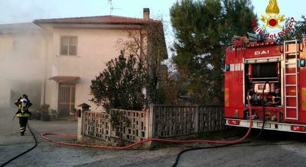 Ancona, scoppia l'incendio nel garage della villetta, gli abitanti scappano dal fumo